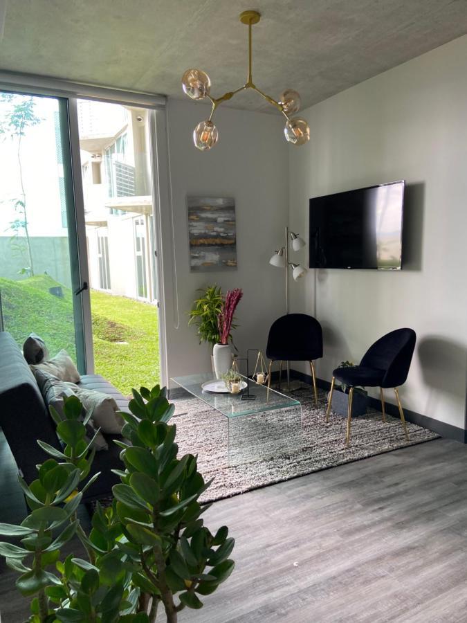 Cómodo y elegante apartamento en fabuloso condo! San José Exterior foto