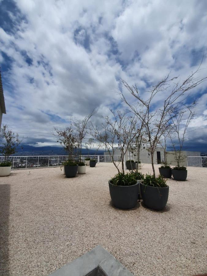 Cómodo y elegante apartamento en fabuloso condo! San José Exterior foto